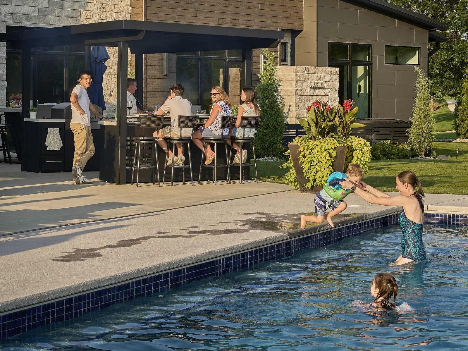 RANGE Edgemont Bay outdoor kitchen beside a pool